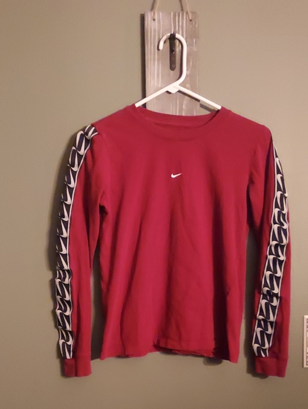 Nike Ladies Cut Maroon Crewneck Long Sleeve Tee with Patterned Sleeve Panels